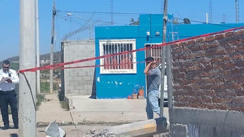 Conductor se da a la fuga tras impactar y derribar poste en Santa Teresa Mazatlán