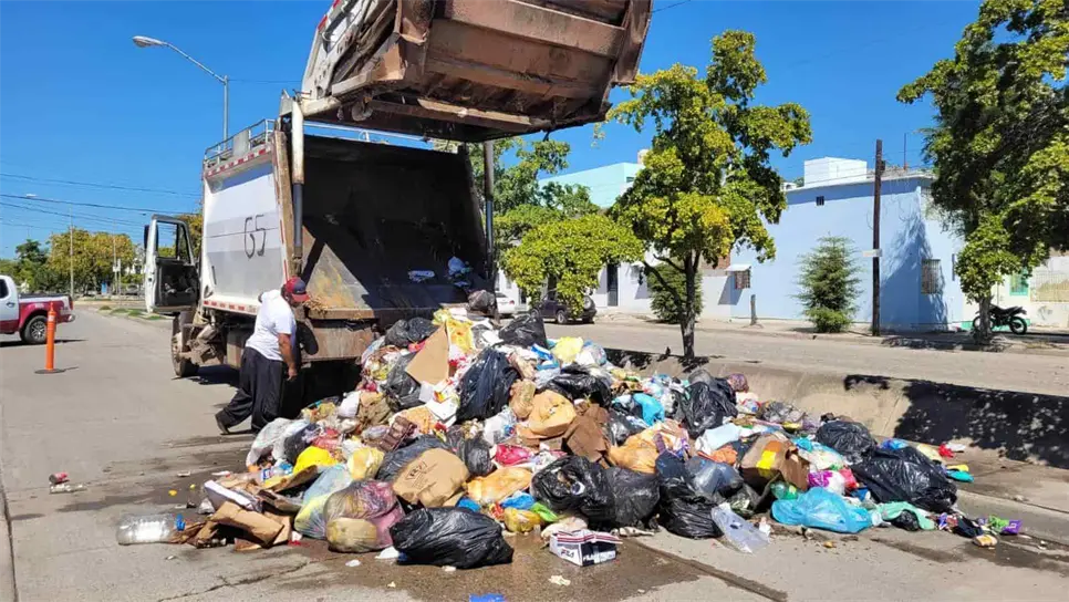 Se incendia camión recolector de basura mientras laboraba en Mazatlán. | FOTO: Luz Noticias.