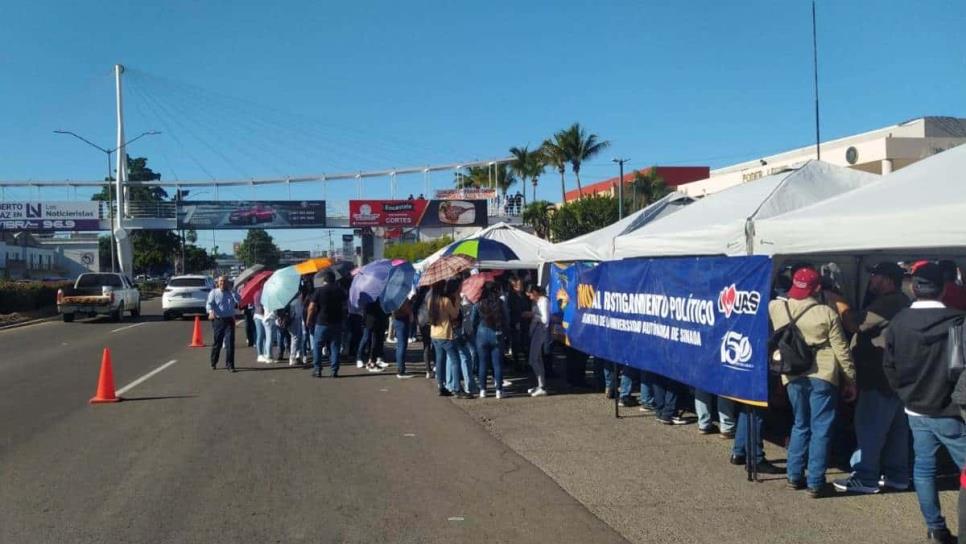 Se manifiestan trabajadores de la UAS a las afueras del Congreso del Estado 