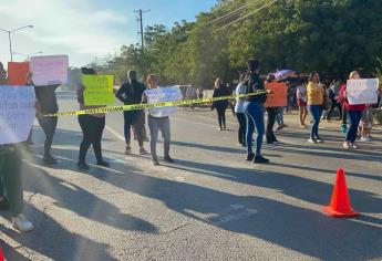 Padres de familia de primaria en Mazatlán bloquean carretera en la salida sur