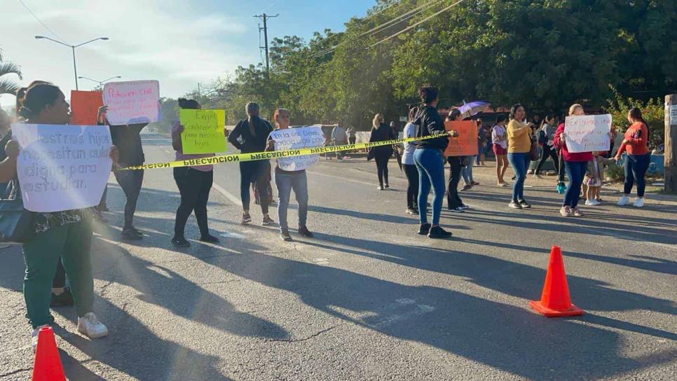 Padres de familia de primaria en Mazatlán bloquean carretera en la salida sur