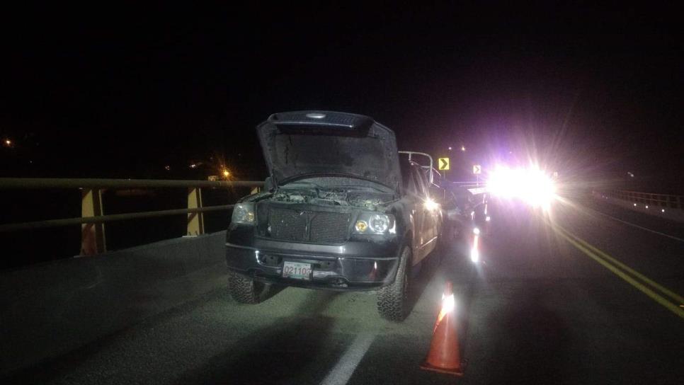 Se incendia camioneta sobre la carretera Mazatlán-Durango, en Concordia