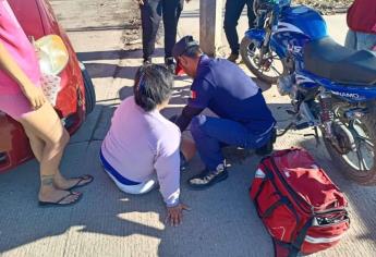 Mujer viajaba en su motocicleta y se estrelló contra automóvil estacionado en Villa Unión, Mazatlán