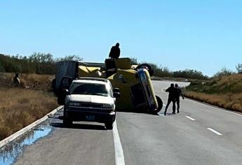 Vuelca otro tractocamión en los cerros de Barobampo, Ahome, al parecer por una falla mecánica