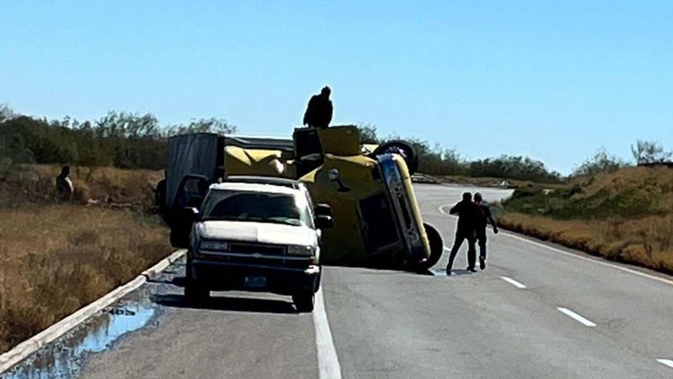 Vuelca otro tractocamión en los cerros de Barobampo, Ahome, al parecer por una falla mecánica