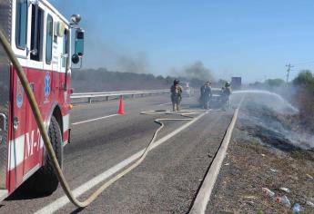 Destruido quedó un Chevrolet tras incendiarse en el Carrizal de Culiacán 