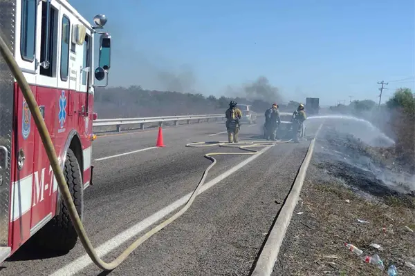 Destruido quedó un Chevrolet tras incendiarse en el Carrizal de Culiacán Destruido quedó un Chevrolet tras incendiarse en el Carrizal de Culiacán