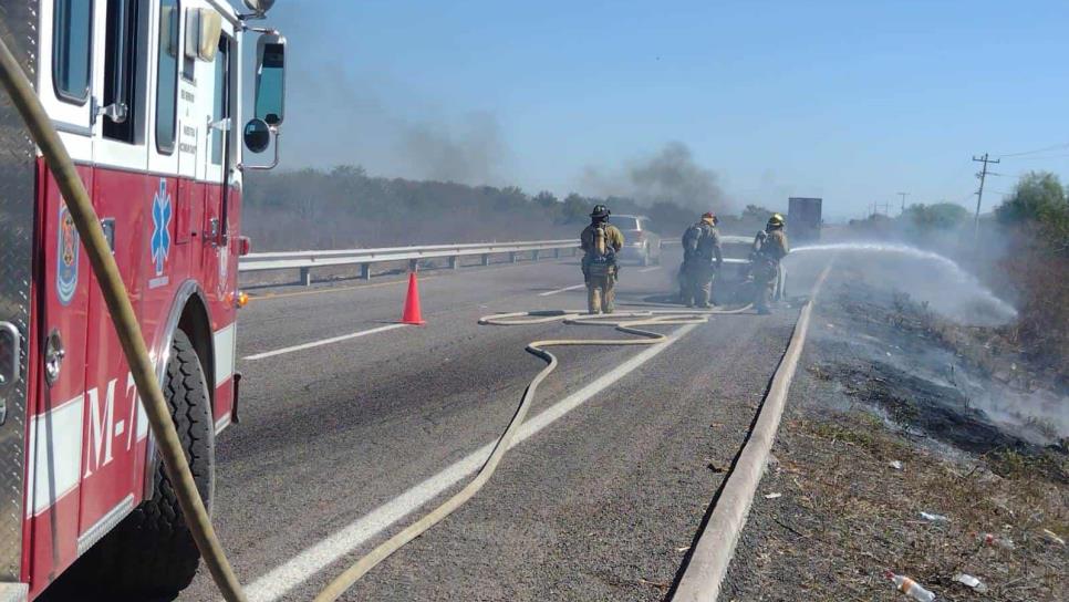 Destruido quedó un Chevrolet tras incendiarse en el Carrizal de Culiacán 