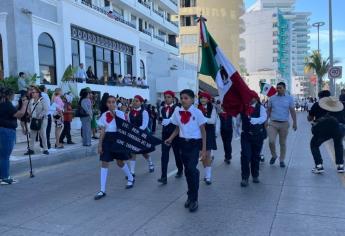Con desfile por el malecón de Mazatlán, 75 escuelas conmemoran el Día de la Bandera 