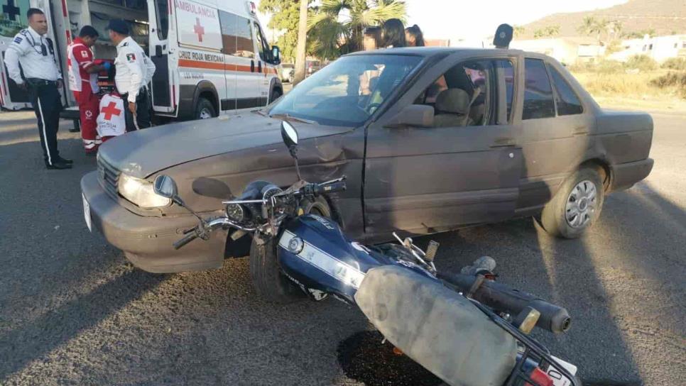 Dos motociclistas se estampan contra vehículos que no respetaron el alto, en Los Mochis