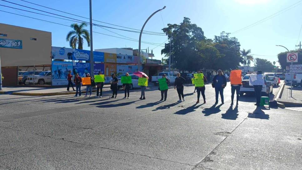 Radicalizan acciones Viudas de Policias, bloquean avenida Cuauhtémoc en Los Mochis