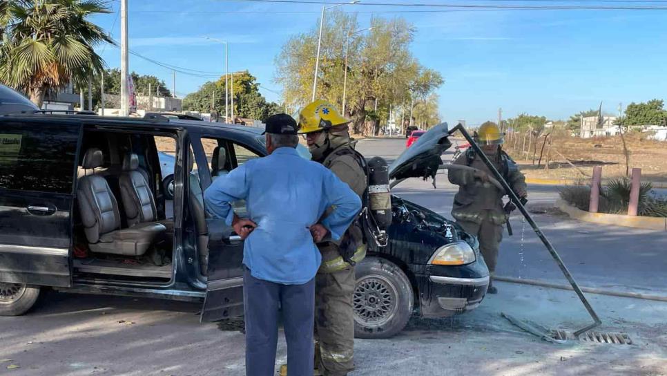 Se incendia en vagoneta de dos ancianos mientras circulaba en un bulevar en Los Mochis