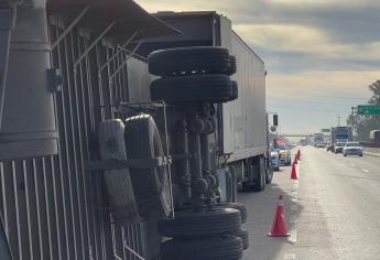 Vuelca tráiler cargado con aguacates de exportación en Juan José Ríos; no hubo rapiña