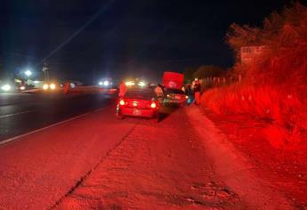 Autobús de jornaleros choca contra un sedán en la México 15 en Ahome; hay tres lesionados