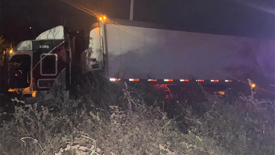 Trailero pestañea y se sale de la México 15, casi termina volcado en Guasave. | FOTO: Cortesía.