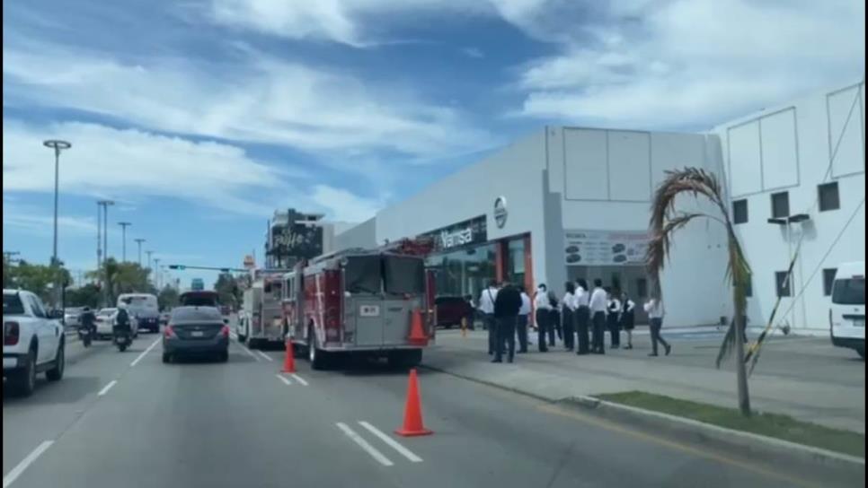 Agencia de carros registra conato de incendio en Mazatlán 