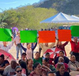 Con pancartas y al grito de «Es un honor estar con Obrador» reciben a AMLO en Concordia