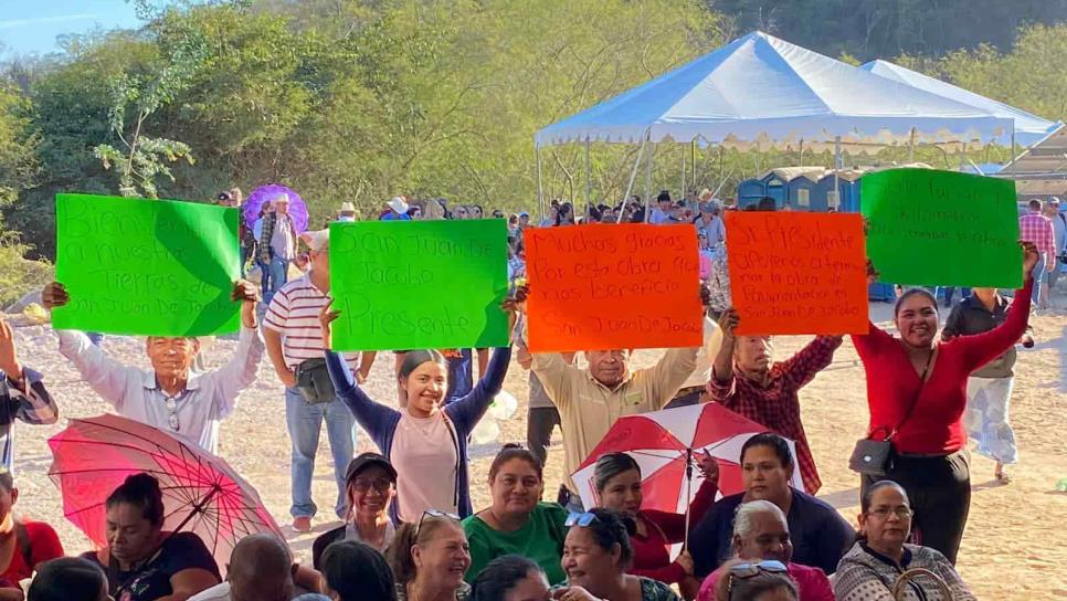 Con pancartas y al grito de «Es un honor estar con Obrador» reciben a AMLO en Concordia