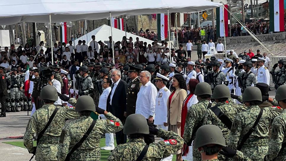 AMLO encabeza ceremonia por el aniversario de la Bandera en Mazatlán