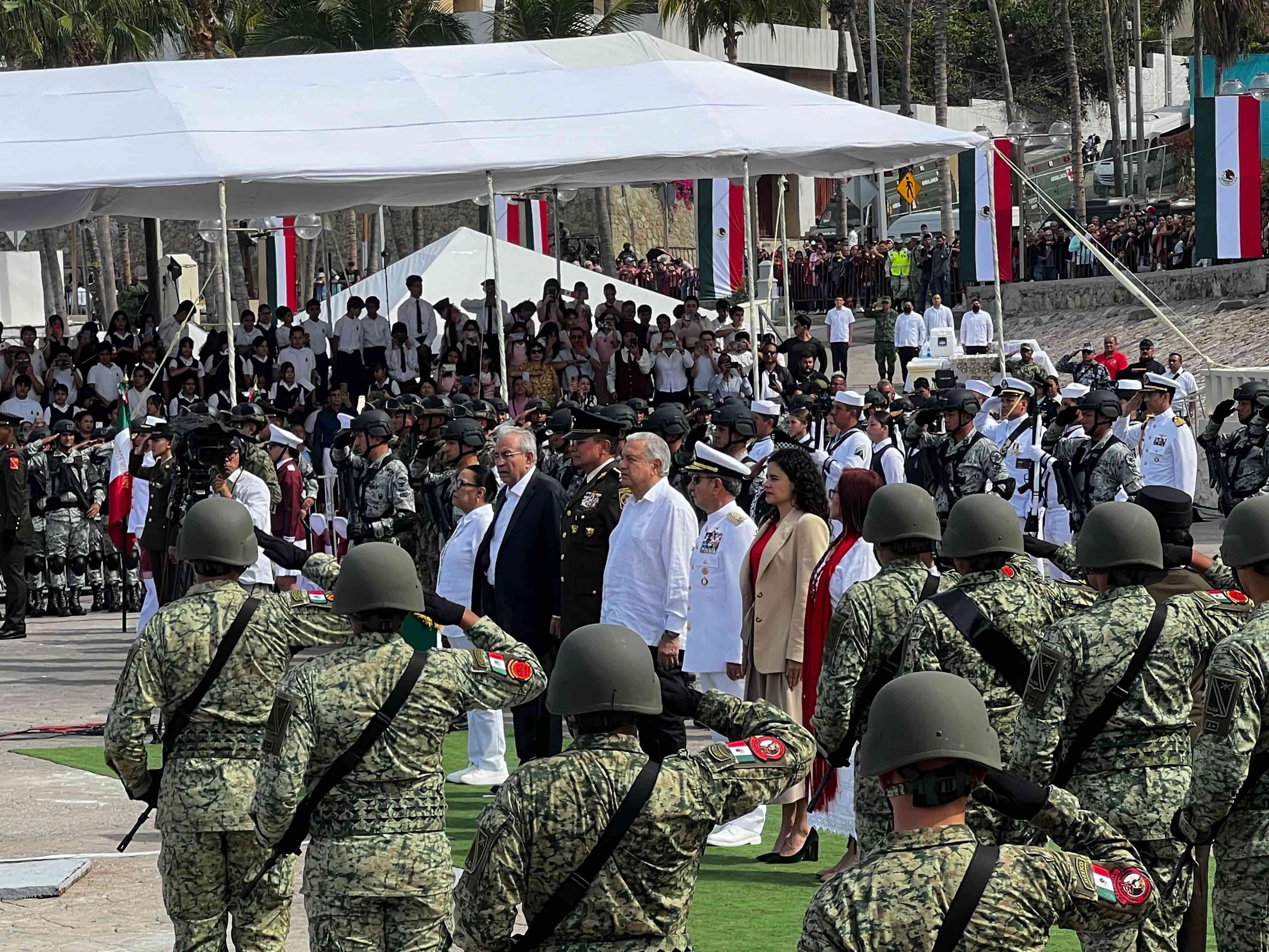 AMLO encabeza ceremonia por el aniversario de la Bandera en Mazatlán. | FOTO: Luz Noticias.