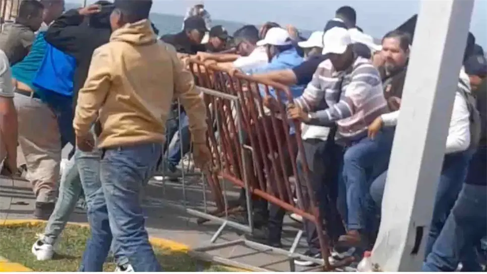 Manifestantes de la UAS derriban valla para acercarse a AMLO. | FOTO: Captura de video.