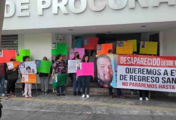 Familiares de Everardo Valenzuela se manifiestan en la Vicefiscalía de Los Mochis por su desaparición 