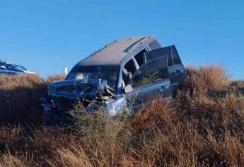 Joven sale ileso tras choque contra tráiler en la salida norte de Guasave