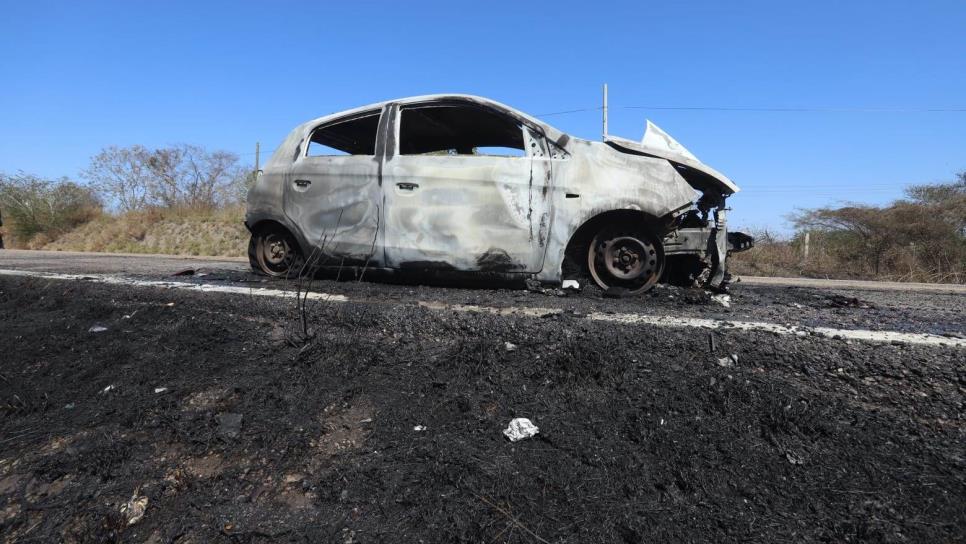 Se incendia unidad en la que viajaban dos mujeres sobre la carretera Mazatlán - Culiacán