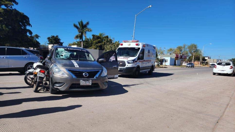 Motociclista choca contra taxi en Los Mochis y termina grave en un hospital