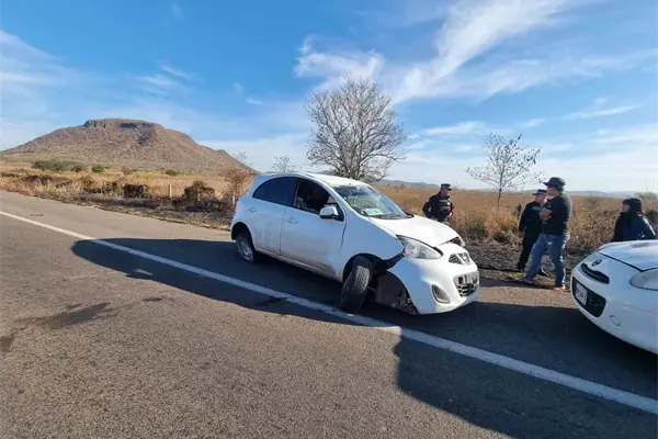 Vuelca auto compacto por la México 15 cerca del cerro del Elefante en Culiacán Vuelca auto compacto por la México 15 cerca del cerro del Elefante en Culiacán