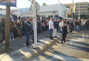 Manifestantes de la UAS bloquean la avenida Álvaro Obregón, en Culiacán