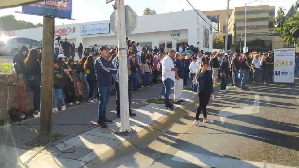 Manifestantes de la UAS bloquean la avenida Álvaro Obregón, en Culiacán