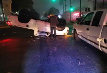 Hombre ebrio choca y vuelca en el Centro de Los Mochis, hay tres personas lesionadas