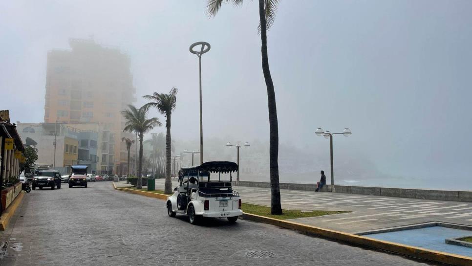 Neblina sorprende al malecón de Mazatlán y «borra» monumentos