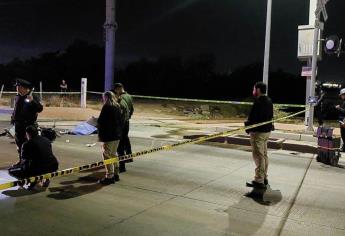 Hombre muere al tratar de ganarle al tren con una motocicleta en Culiacán 