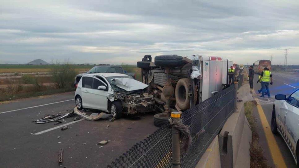 Aparatosa volcadura deja cuantiosos daños materiales sobre la carretera México 15, en Ahome