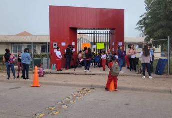 Temen que menores salgan electrocutados en escuela de Los Mochis; Padres toman el plantel