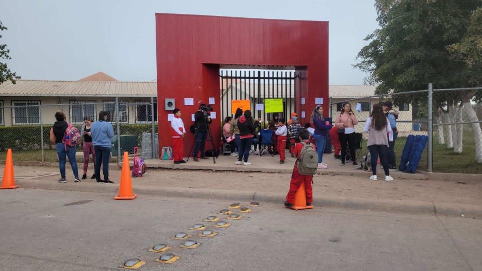 Temen que menores salgan electrocutados en escuela de Los Mochis; Padres toman el plantel