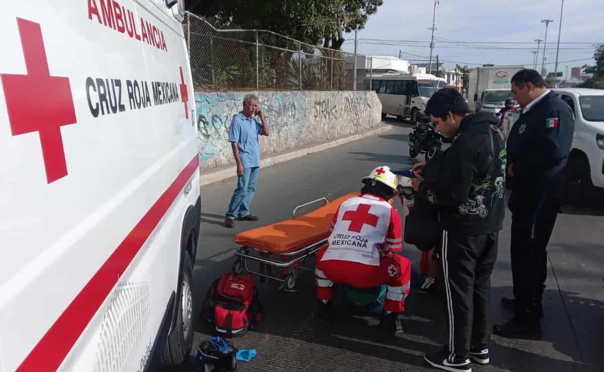 Mujer resulta lesionada tras caer de una motocicleta en la Gabriel Leyva en Mazatlán