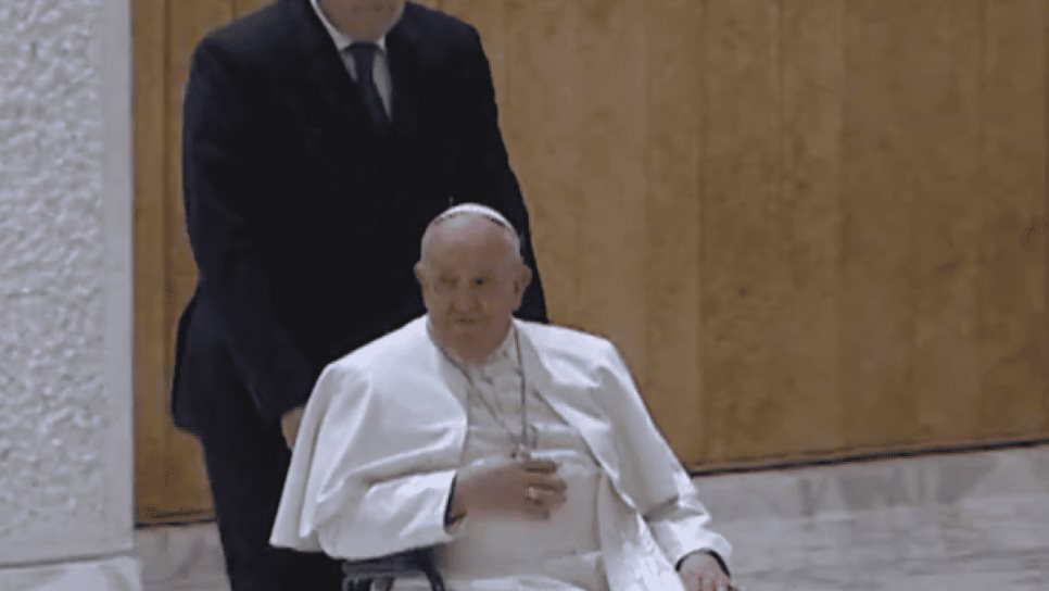 Trasladan al Papa Francisco a un hospital en Roma
