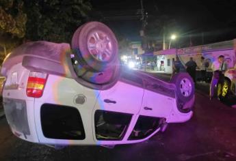 Vagoneta vuelca tras chocar por una falla mecánica en el sector Centro de Los Mochis