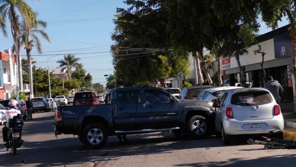 Mujer se pasa en alto y provoca volcadura y carambola en Los Mochis