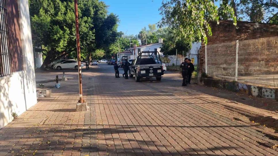 Sujetos armados despojan una camioneta  en la colonia Las Quintas, en Culiacán 