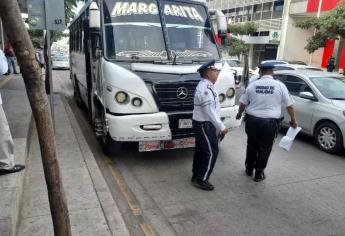 Camión urbano atropella a mujer mayor a las afueras del Banco del Bienestar de Culiacán