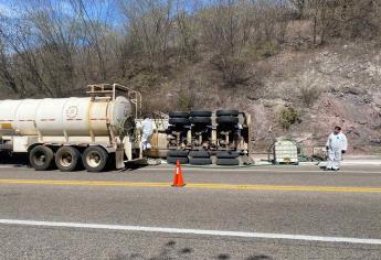 Lento el tráfico en la Mazatlán-Durango por volcadura de pipa