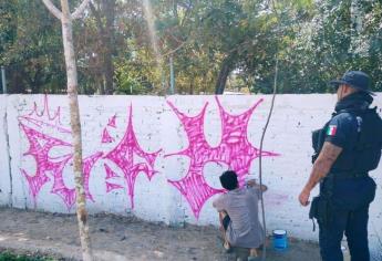 «Grafitero» es sorprendido y obligado a resarcir el daño en barda de colonia de Mazatlán