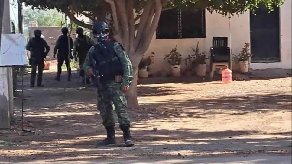 En medio de un operativo Sedena catea casas en Guasave, realizan decomisos. | FOTO: Luz Noticias.