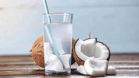 ¿Cuáles son los beneficios de tomar agua de coco? 