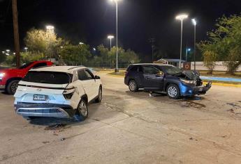 Choque en Cerritos, Mazatlán, deja fuertes daños en dos camionetas