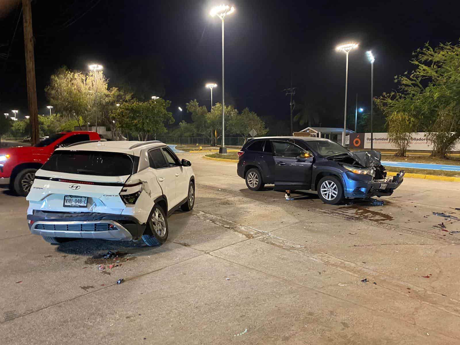Choque en Cerritos, Mazatlán, deja fuertes daños en dos camionetas
